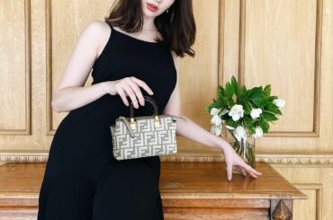 べっ甲ハンドルのミニbagblackのバックコンシャスなニットドレスと合わせました。この日の撮影はガーデニアが甘くて良い香りを放っていて幸せでした

#fend...