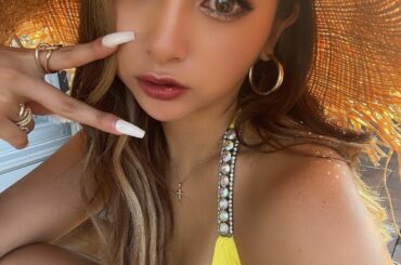 梅雨があけたからギャル起きたよ！！
おはようにっぽん

夏になると毎年被るこの馬鹿っぽい帽子
とってもお気に入りなんだ〜

黄色い水着は @ryuyu_dres...