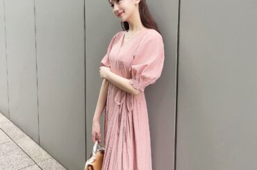 ⁡
⁡
Summer Collectionの再販がスタートしました
⁡
着ているワンピースは、小花の織柄が可愛らしく
後ろはゴムを使用したカシュクール風のデザイ...