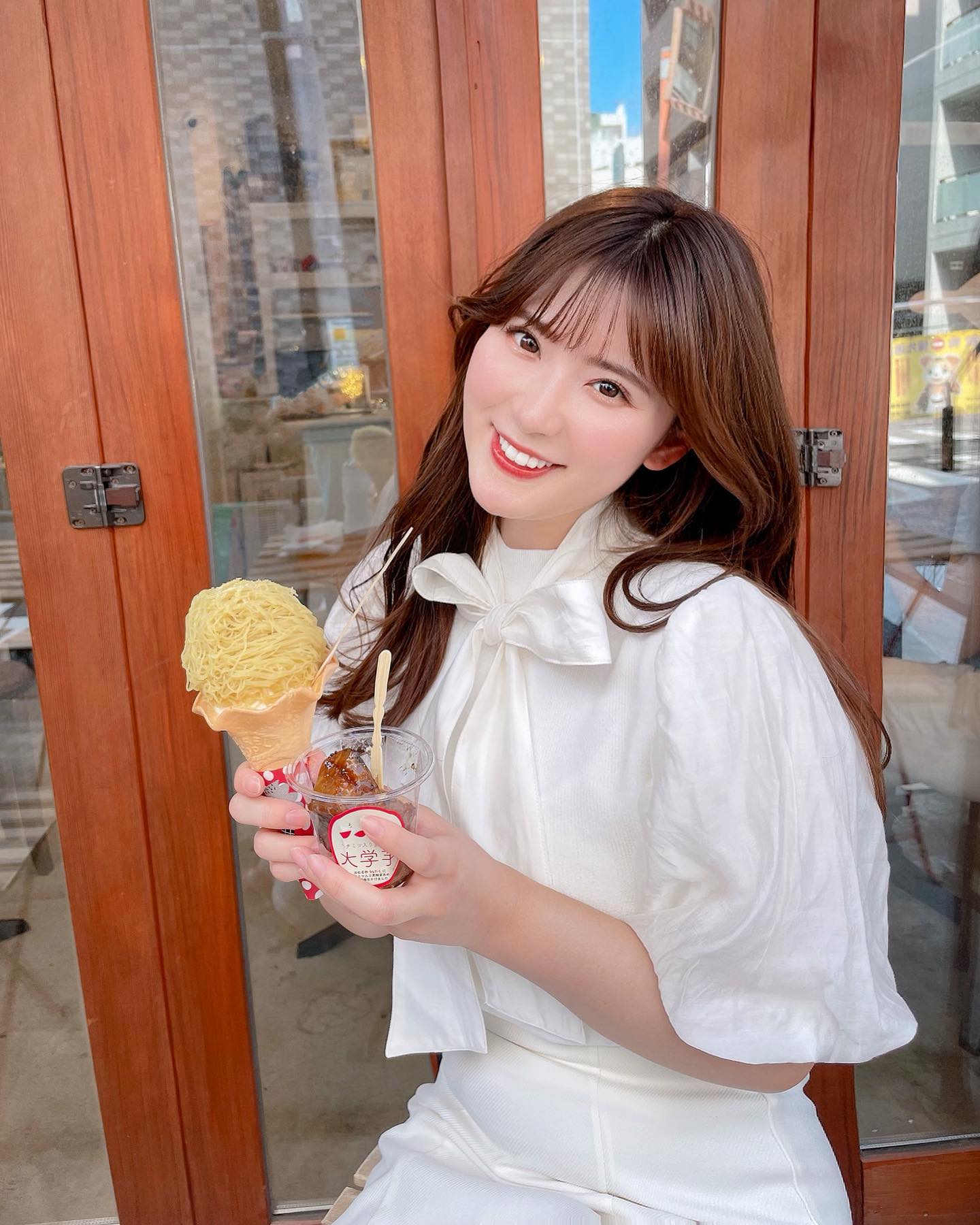 伊藤奈月 オールホワイトコーデで 戸越銀座商店街の食べ歩きにて 座ってるけど お芋スイーツ コロッケ 唐揚げ 小籠包 も 巡った 戸越銀座 戸越 Moe Zine