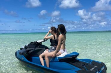 宮古島

いっぱい遊んでいっぱい食べて
ちょっとの時間も休まず動き続けてた

すっぴんでシュノーケリングしたりジェットしたり
何も気遣わず一緒に思い切り遊べる友...