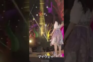 齋藤飛鳥お客さんに水を蹴るという新たなファンサを披露