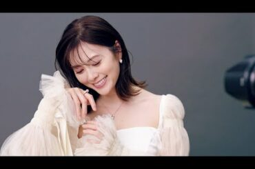 白石麻衣、パールの輝きにウットリ　心に残るのは「アイドル時代のライブ」（MIKIMOTO ウェブ動画／白石麻衣）