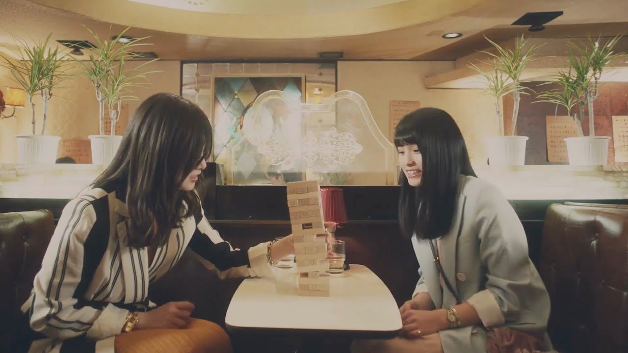 カフェでゲームをしてる大園桃子と白石麻衣【乃木坂46】 カフェでゲームをしてる大園桃子と白石麻衣【乃木坂46】