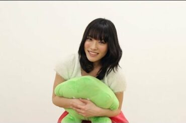 今野杏南、ビキニでヘビと絡む