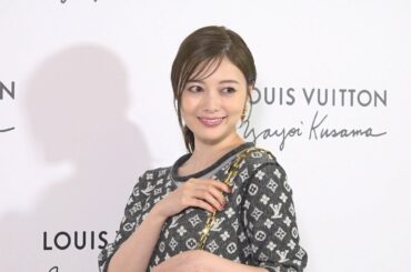 白石麻衣、美脚際立つニットドレスで圧倒的美貌　ルイ・ヴィトン豪華イベントに来場　『LOUIS VUITTON×YAYOI KUSAMA』オープニングイベント