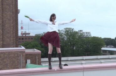 飯豊まりえ、制服姿で“背面ダイブ”　緊迫のメーキング映像公開　映画「暗黒女子」