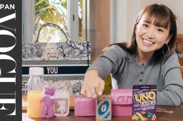 大島優子のバッグの中身は？ 趣味のUNOやおばあちゃんの手作りプレゼントを披露。| In The Bag | VOGUE JAPAN