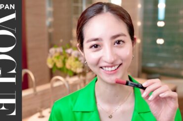 堀田茜が、雨にも涙にも強いこだわりのセルフメイクを披露。| Beauty Secrets | VOGUE JAPAN