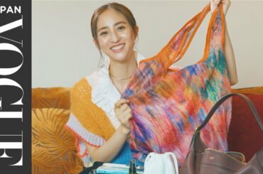 堀田茜のバッグの中身は？ 「1日中暇をしない」撮影日の必需品を披露。 | In The Bag | VOGUE JAPAN