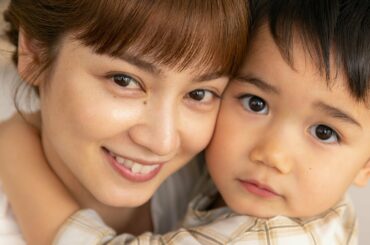 平愛梨、4歳長男は夫・長友選手と「そっくり」　愛息と3年ぶり親子共演　力強くボールを蹴るシーンも　「N organic」CM＆メーキング