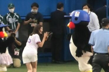 つば九郎、小澤陽子アナの始球式を見守る 2022/8/6