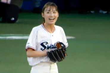 【まさかのボーク！】鈴木美羽、可愛さ満載の始球式に大爆笑が巻き起こる