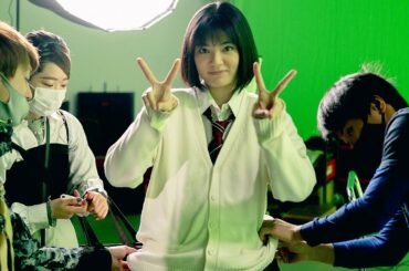 吉田美月喜＆井頭愛海、制服姿でワイヤアクションに挑む！　映画「メイヘムガールズ」メーキング映像
