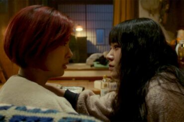 佐久間由衣、奈緒と“独特な関係”に　主演映画で赤髪姿　「君は永遠にそいつらより若い」本予告