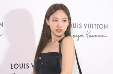 TWICEナヨン、ルイ・ヴィトンのイベントに来場　セクシーな肩出しコーデで魅了　キュートな笑顔でポージング　『LOUIS VUITTON×YAYOI KUSAMA』オープニングイベント