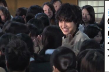 山崎賢人、二階堂ふみと女子校にサプライズ登場！500人が大歓声＆パニック　映画「オオカミ少女と黒王子」特別課外授業イベント1