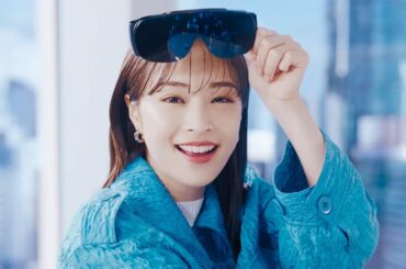 広瀬すず、キュートな表情＆動き連発！　ドヤ顔ピースも!?　AGC新CM「素材でがんばるAGC／デジタル社会篇」