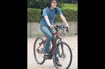 Ｗ不倫を認めた阿部哲子アナ自転車で颯爽！　写真４枚