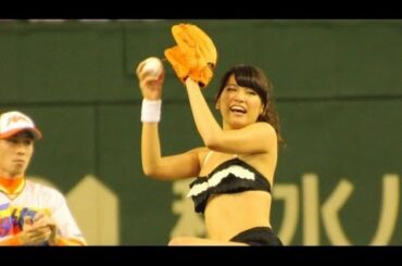 久松郁実、水着で始球式！“ノーバン”ならず