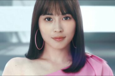 広瀬アリス、超ミニボトムで美脚全開！　大胆肩出しワンショルで美肌も　「CANADEL」新CM公開