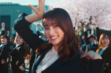 吉川愛、スーツ姿でキュートにダンス　美脚もチラリ　はるやま商事新CM「大丈夫。いい春になる。レディス編」＆メーキング