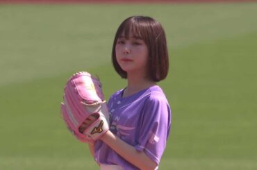 イーグルスガールイメージキャラクターを務めるなえなのさんが始球式に登場！
