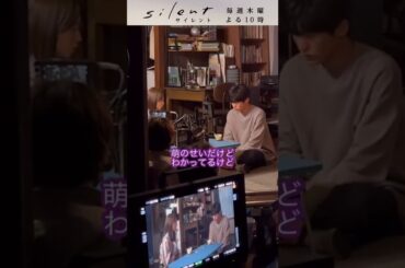 スノ速@Snow Man最新速報 目黒蓮 さんと 桜田ひより さんが、機材のセッティング中に、それぞれ集中力を高めながら手話の練習をしていました。