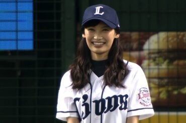 【笑顔いっぱい始球式】女優・大政絢さんが一生懸命