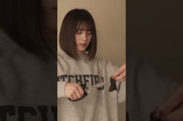 昆布にハサミで切れ目を入れ近くで見る大園桃子様