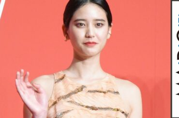 山崎紘菜、ヌードカラーの華やかドレスで美背中見せ　スリットから美脚も