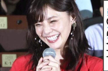 倉科カナ、赤のロングワンピ　ヌーディーカラーと二重になったエレガントスタイル　映画「あいあい傘」公開直前舞台あいさつ3