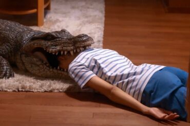 榮倉奈々がワニに食われてる！「消化されるところだった」　映画「家に帰ると妻が必ず死んだふりをしています。」本編映像が公開