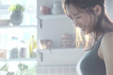 綾瀬はるか、ブラトップ姿で美肌見せ　シャツ脱いで楽しむ卓球シーンも！　ユニクロ新CM「いろんなわたし篇」メーキング