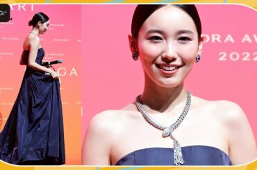飯豊まりえ、美肌輝く大胆肩出しチューブトップドレス姿　美背中も　「BVLGARI AVRORA AWARDS 2022」