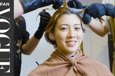 三吉彩花の大胆ヘアチェンジに密着。三吉流"うなじ見せボブ"と"絶妙ネイビーカラー"。| Inside VOGUE JAPAN