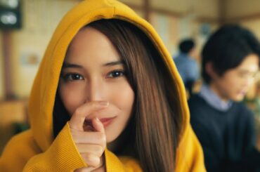 広瀬アリス、怪しくもカワイイpovo姉に　鈴鹿央士にグイグイ迫る！　「povo2.0」新CM「povo姉の使い切ったら」編