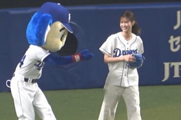 選手たちも興味津々に見つめた"めるる"こと生見愛瑠さんによる始球式！ (2022/03/29)
