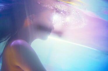 鶴嶋乃愛、人生初の水中撮影で美しく漂う　ヌーディーな雰囲気にドキッ！　「ルルルンローション モイスト」新ウェブCM「わたし、ぜんぶ、うるおう」編