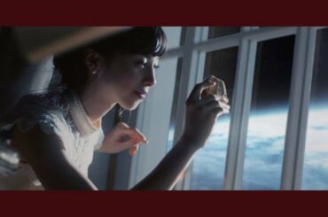 中条あやみ、ワイヤーに吊られ“宙を舞うおいしさ”表現　ハーゲンダッツ クリスピーサンド新TVCM『クリスピーサンド 私のスペシャルスイーツEARTH篇』