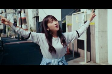 川栄李奈、街の歩道で指揮するように歌う　三太郎キャスト「アイーダ」でW杯を応援　『au BLUE CHALLENGE』新CM