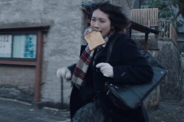 松本穂香が食パンくわえ全力疾走！　神木隆之介、恋に恋する松本さんにドキドキ!?　au「意識高すぎ！高杉くん」新CM＆メーキング