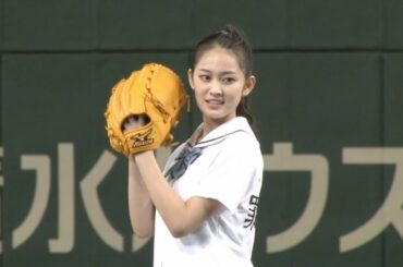吉本実憂、セーラー服姿で始球式　ノーバンならずも「100点」　北海道日本ハムファイターズ VS 千葉ロッテマリーンズ戦