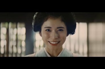 松岡茉優、うどん屋の二代目おかみに　ジャンポケ斉藤は飛脚役で登場　『丸亀製麺』新CMタル鶏天ぶっかけ「元気になれーっ！」篇