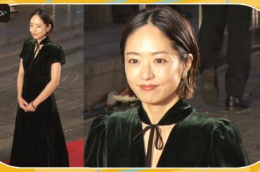 ＜東京国際映画祭＞井上真央、胸元ざっくりのブラックロングドレスで大人の魅力　「わたしのお母さん」杉田真一監督とレッドカーペット