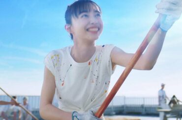 井桁弘恵、おなかチラ見せ！　賀来賢人と楽しげに巨大オブジェ制作　ジムビーム新CM「青空制作」編