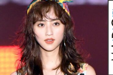 堀田茜、CanCamモデルが超ミニボトムで美脚見せ　トロピカル柄セットアップでランウエーに