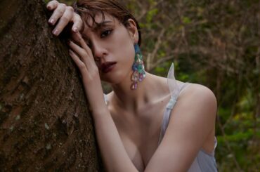 三吉彩花が大人の女性の魅力溢れるジョルジオアルマーニのドレスでキャンペーンムービーに登場