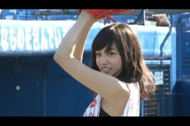 川口春奈が真剣に練習　ノーバン始球式なるか？　「ミルージュ飲んでゴキュン！　ナイター」始球式(2)