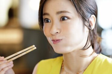 上戸彩、ノースリワンピ＆浴衣姿で豪快にうどんをすする！　丸亀製麺新CM＆メーキング